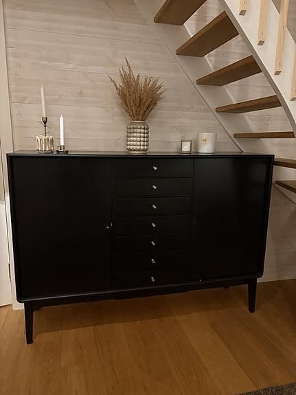 Svart byrå/skänk i retrostil