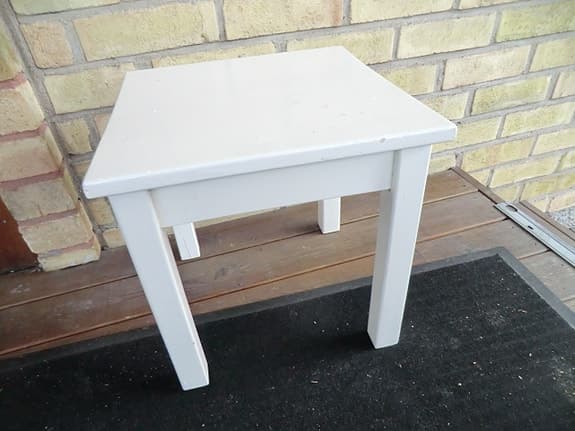 litet vitt bord soffbord nattduksbord pall av trä sängbord