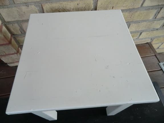 litet vitt bord soffbord nattduksbord pall av trä sängbord