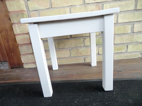 litet vitt bord soffbord nattduksbord pall av trä sängbord