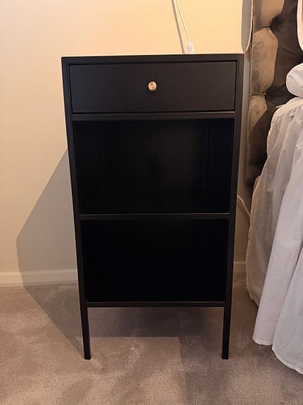 Hög sängbord i svart metall - som ny!