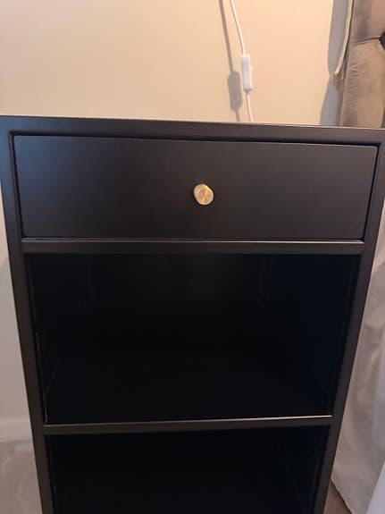 Hög sängbord i svart metall - som ny!