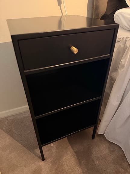 Hög sängbord i svart metall - som ny!