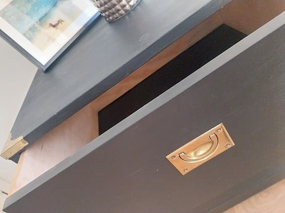 Sängbord, Danskt  Fantastiskt gediget/tungt