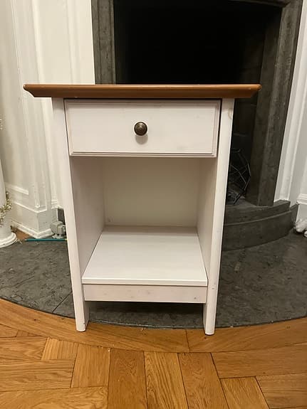 Sängbord i rustik stil