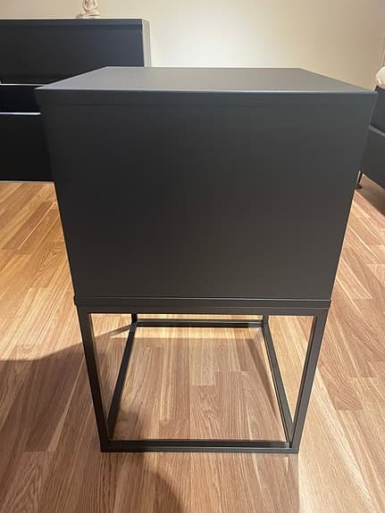 IKEA Vikhammer sängbord svart