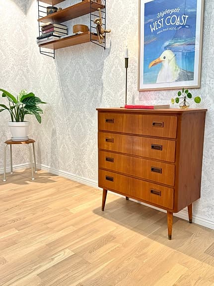TEAK BYRÅ FYRA LÅDOR, NYSLIPAD. RETRO VINTAGE FUNKIS. KAN SKICKAS