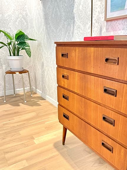 TEAK BYRÅ FYRA LÅDOR, NYSLIPAD. RETRO VINTAGE FUNKIS. KAN SKICKAS