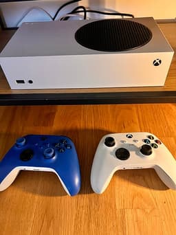 Xbox Series Spelkonsol med två trådlösa handkontroller