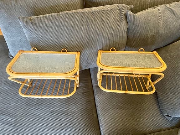 2 st retro nattduksbord/ sängbord rotting och glas