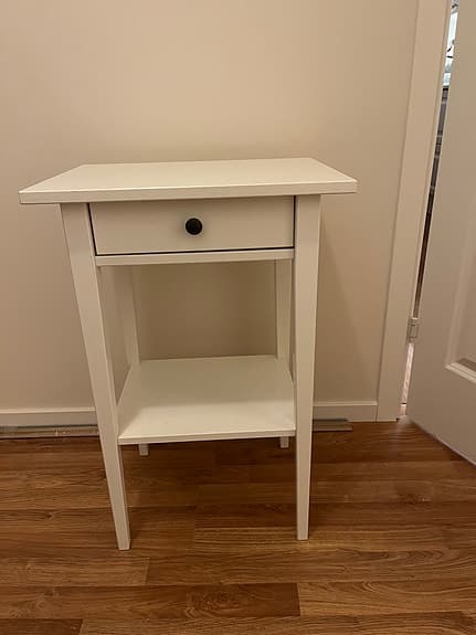 Vit nattduksbord med låda och hylla