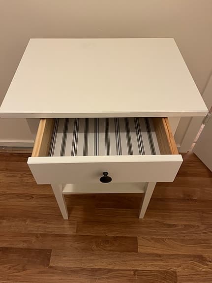 Vit nattduksbord med låda och hylla