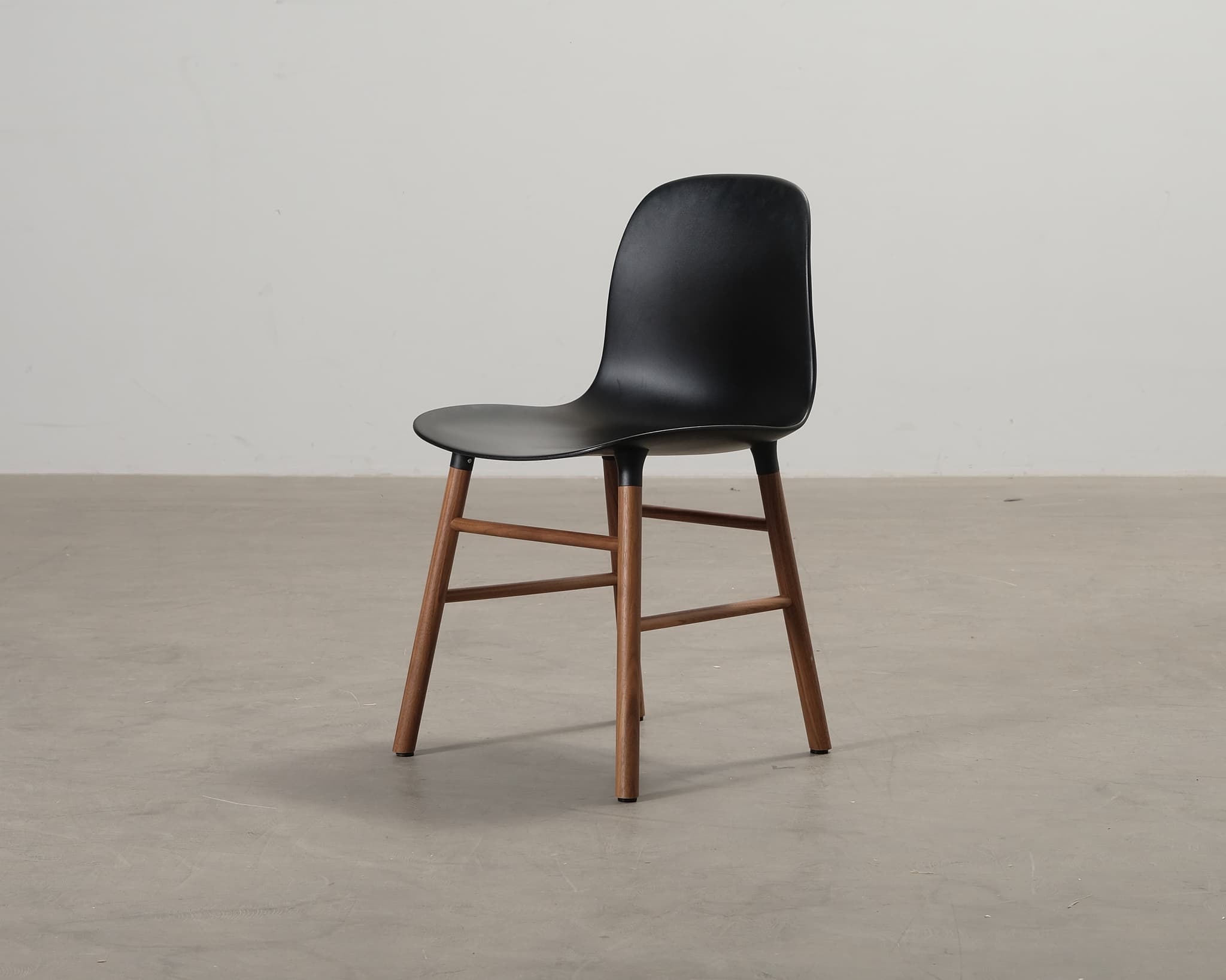 Normann Copenhagen Form stol svart / valnöt