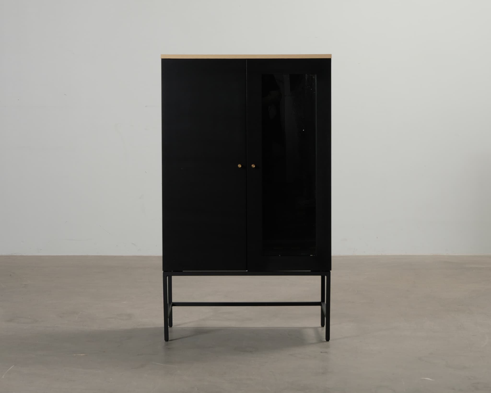 FeelDesign Soft vitrinskåp svart