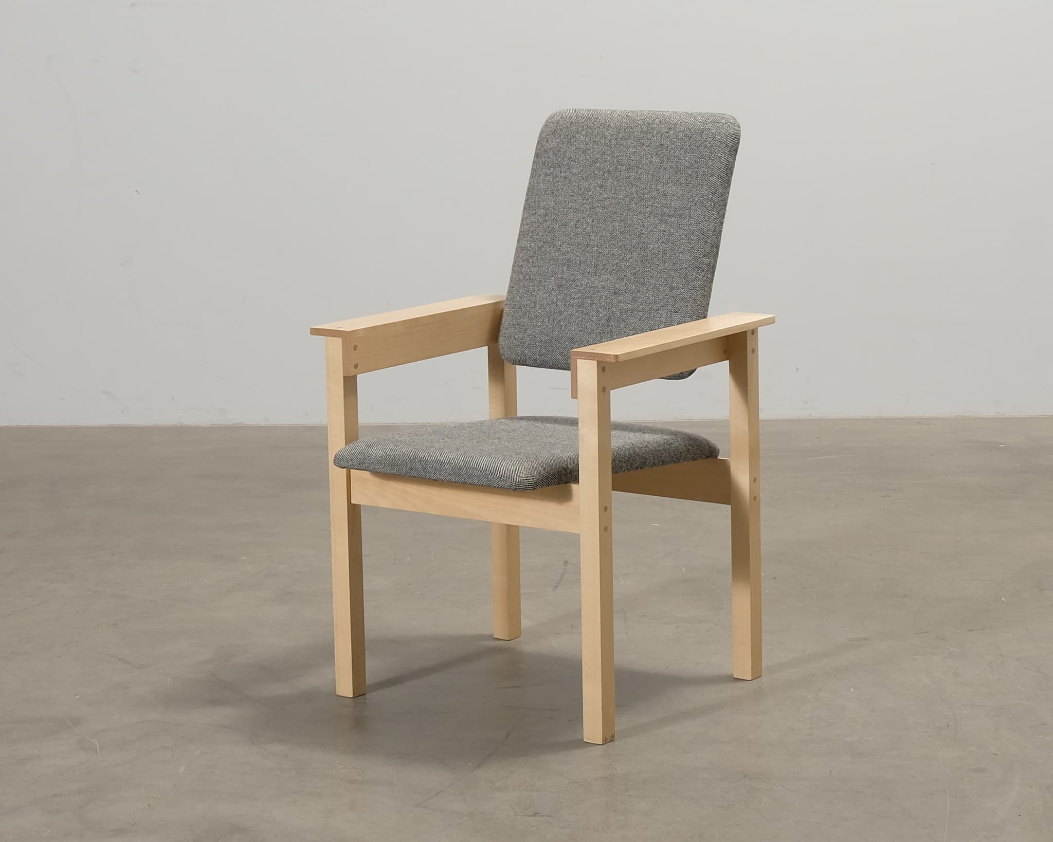 Yrjö Wiherheimo Saari stol grå