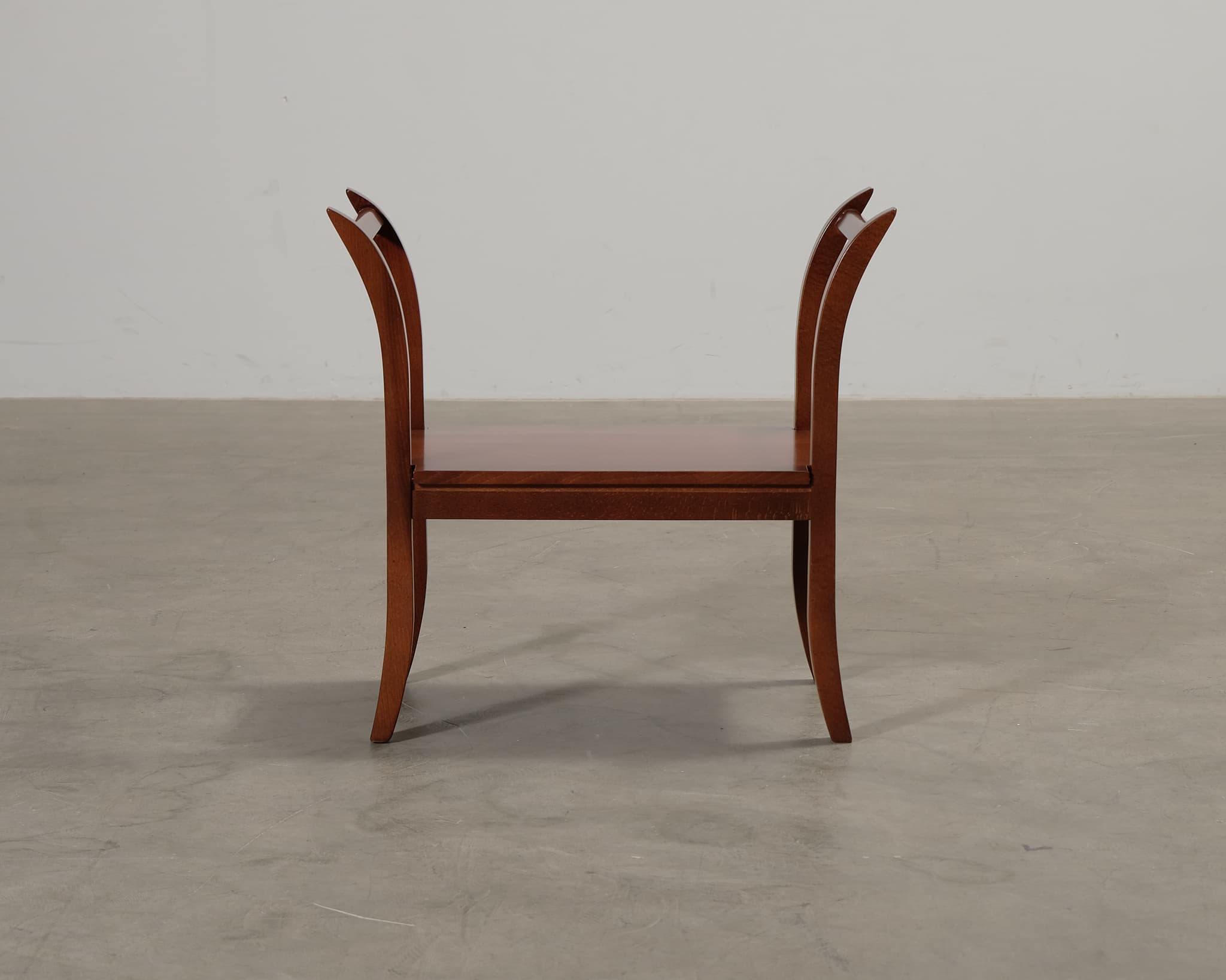 Garda träbänk med armstöd