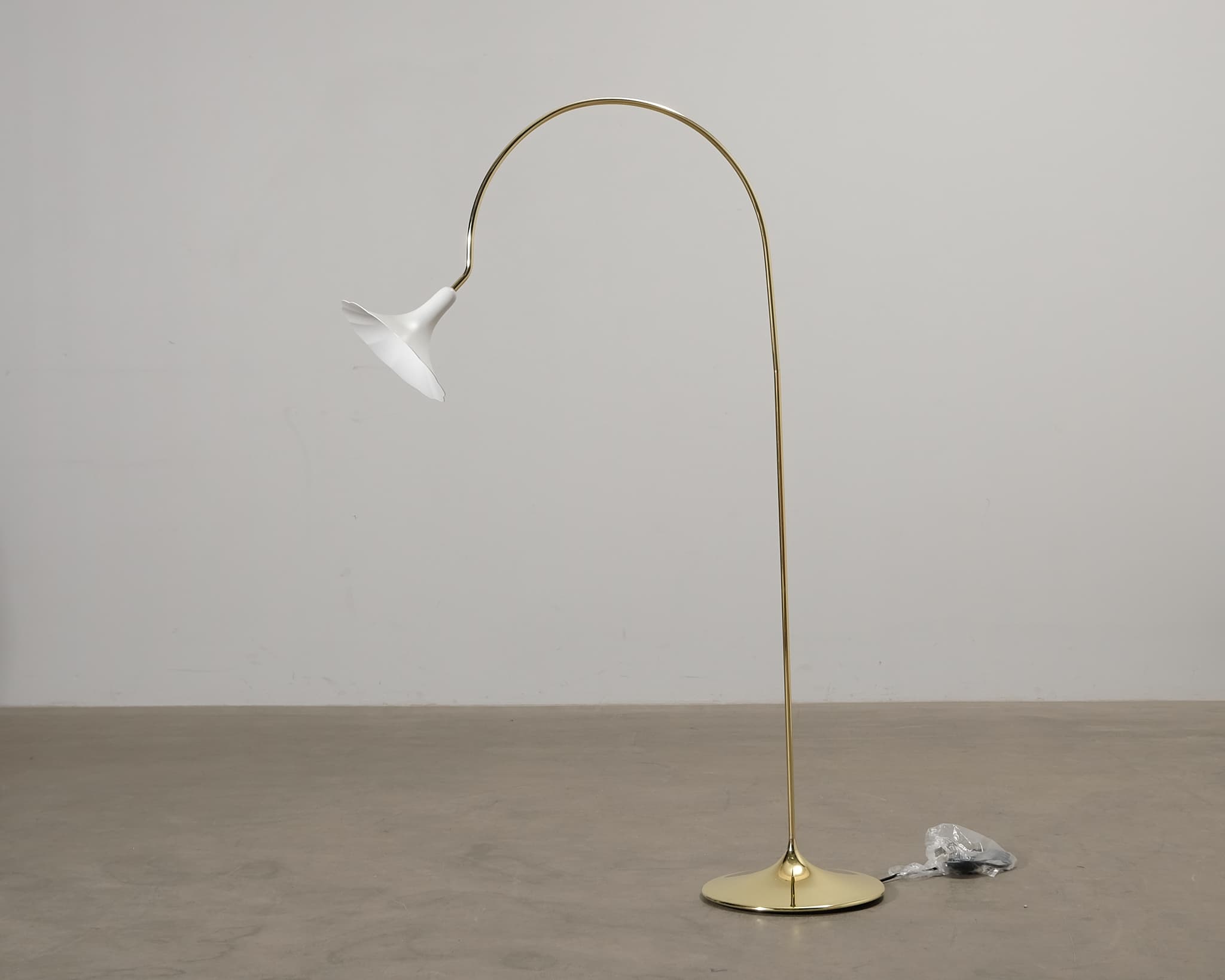 Nuura Petalii golvlampa vit / mässing