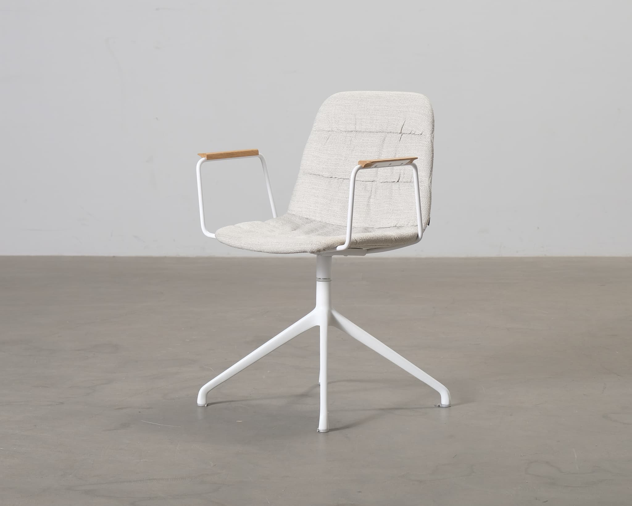 Viccarbe Maarten stol med armstöd