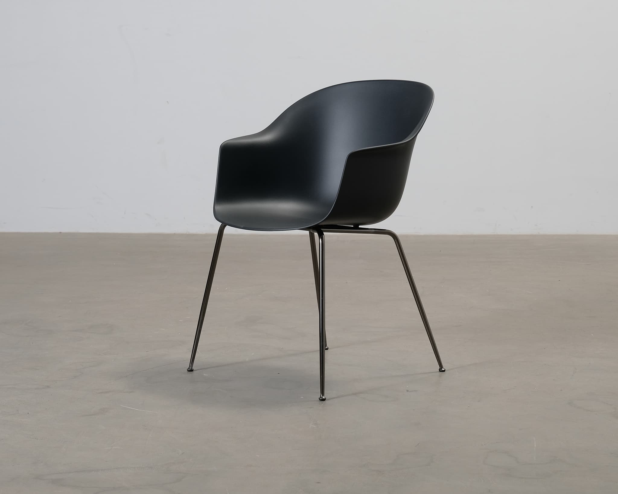 GUBI Bat matstol svart