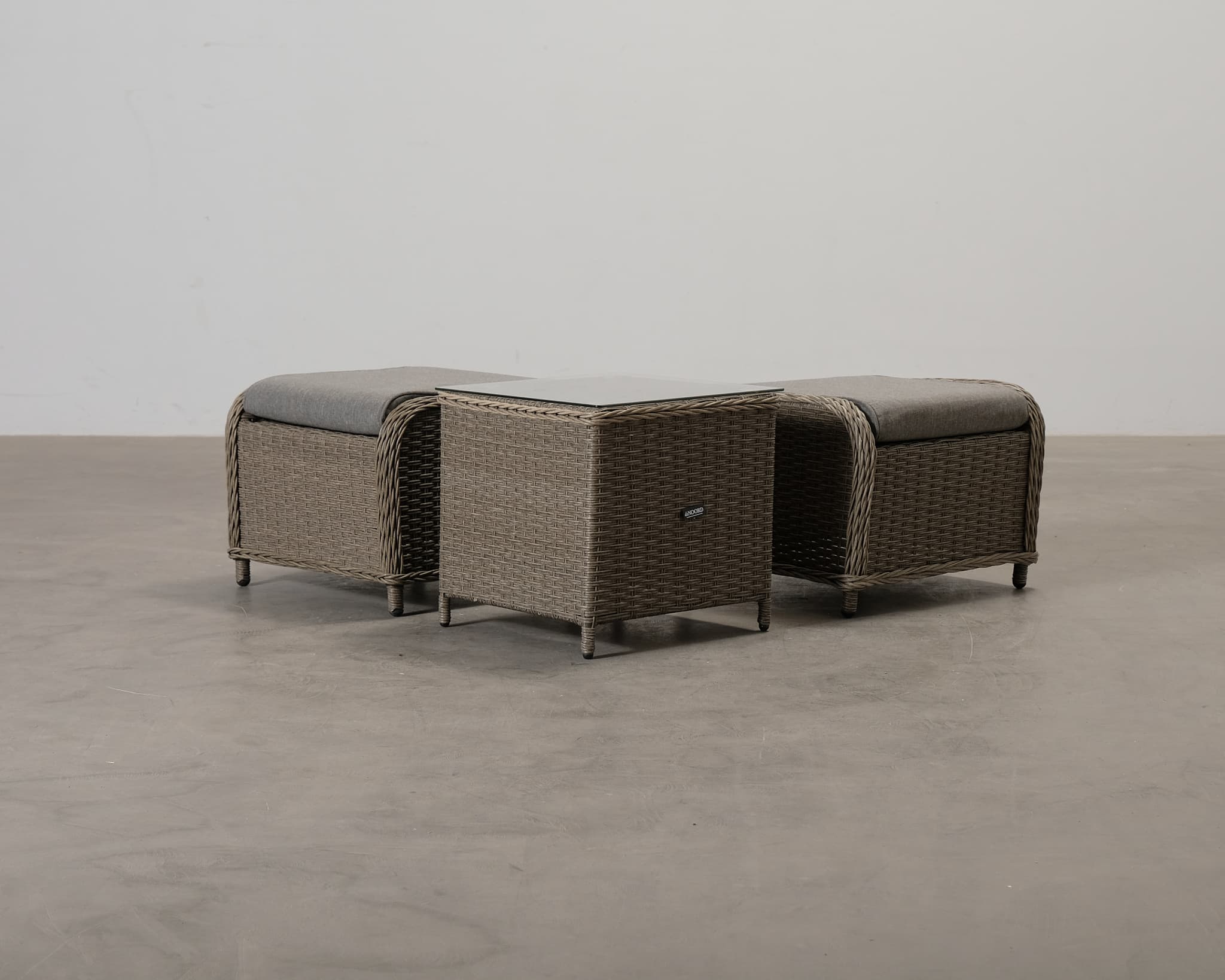 Utemöbelset inkl. 2 fotpallar och soffbord