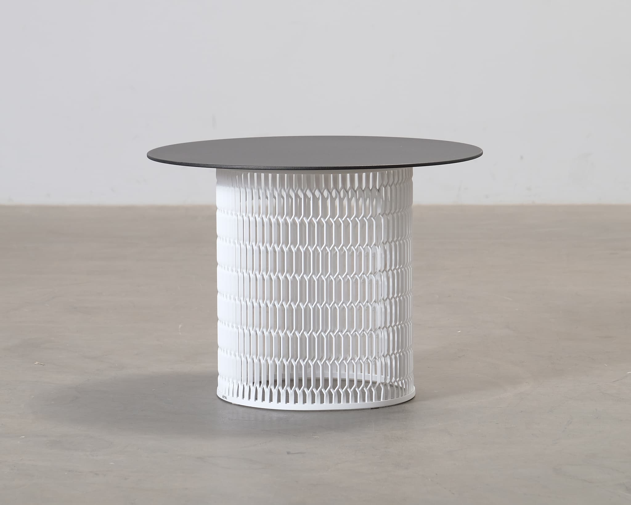 Ketall Mesh sidobord vit / svart