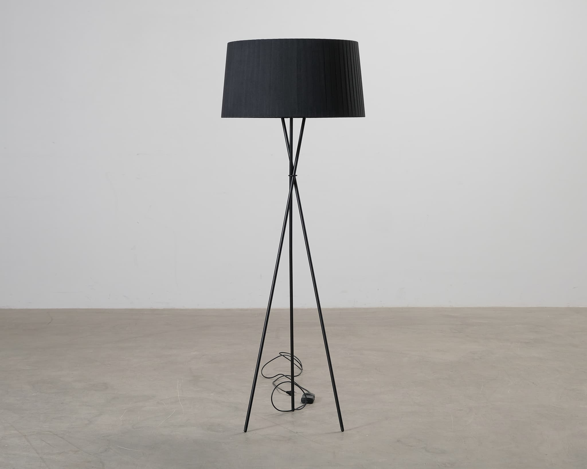 Stant & Cole Tripode G5 golvlampa svart