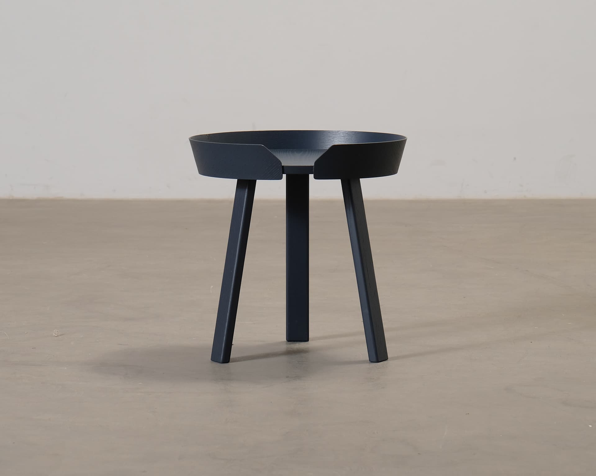 Muuto Around sidobord antracit