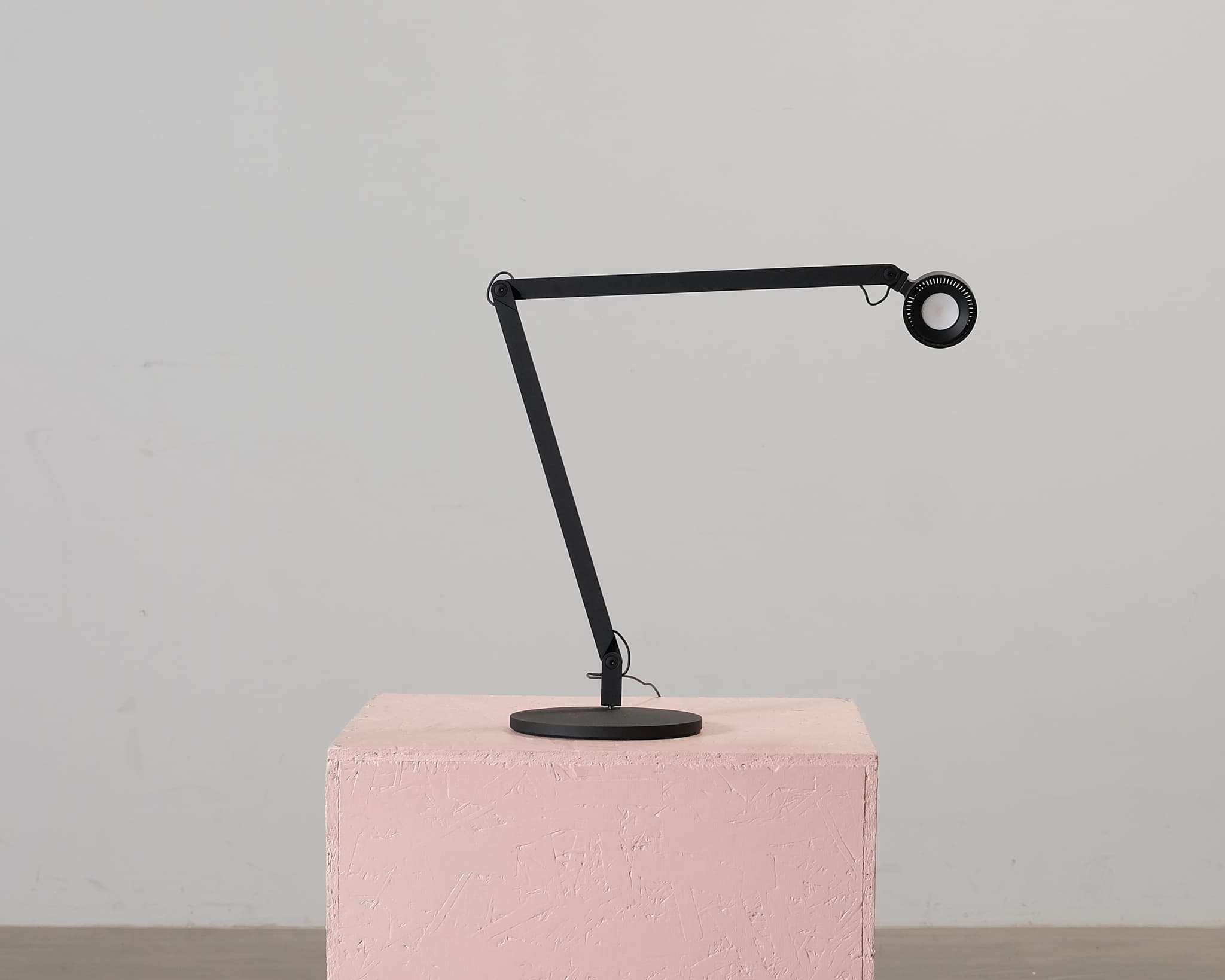 Wästberg w227 Winkel bordslampa svart