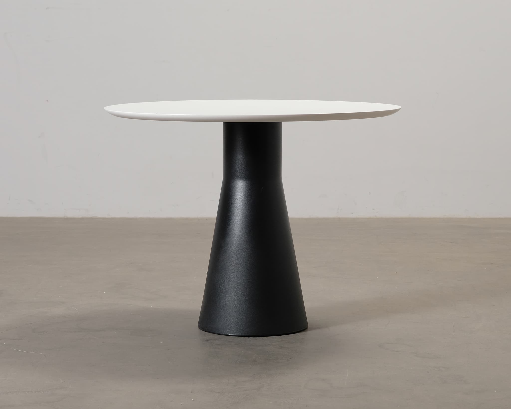 Andreu World Reverse bord ø 100 cm svartvit