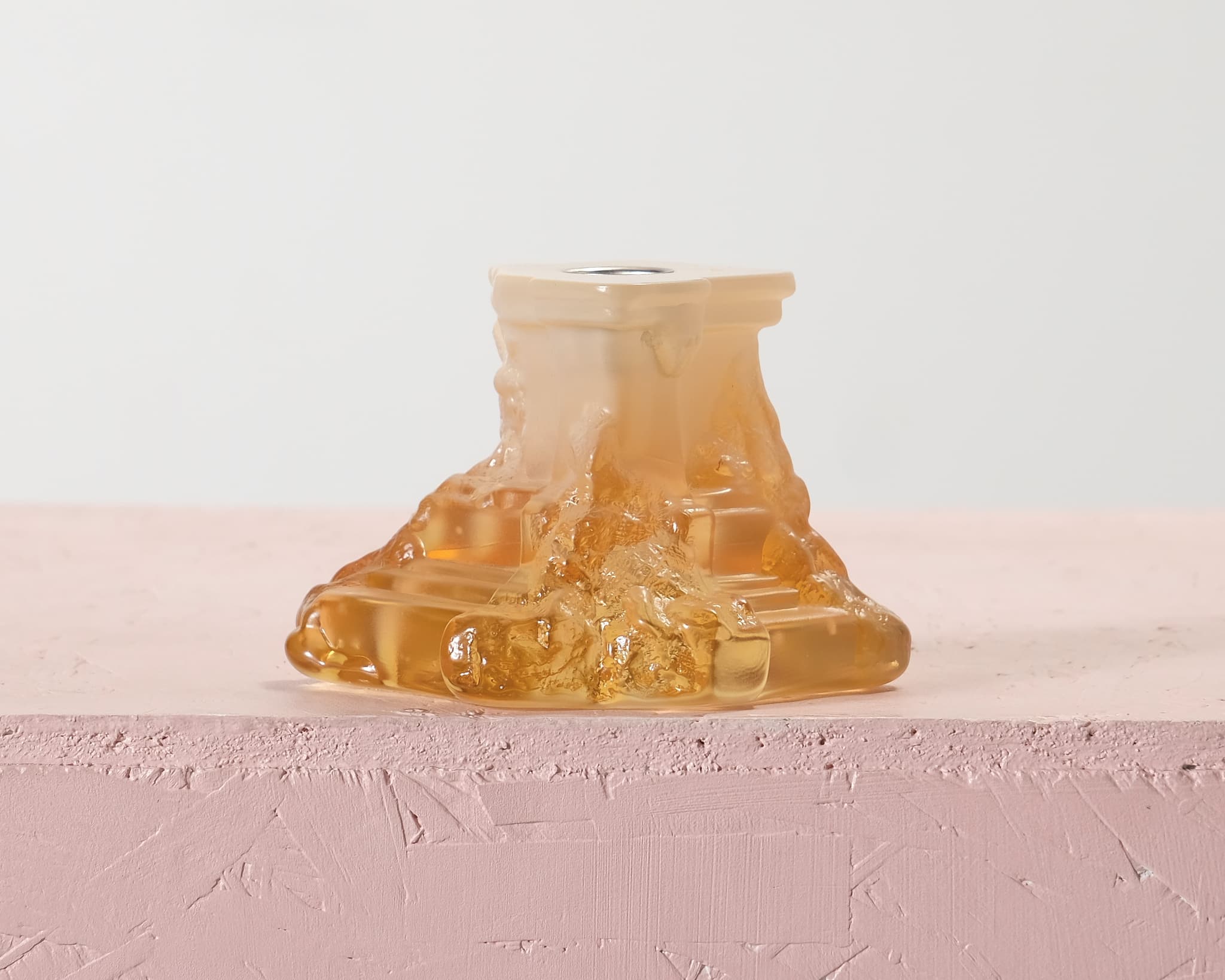 Kosta Boda Rocky Baroque ljusstake bärnsten