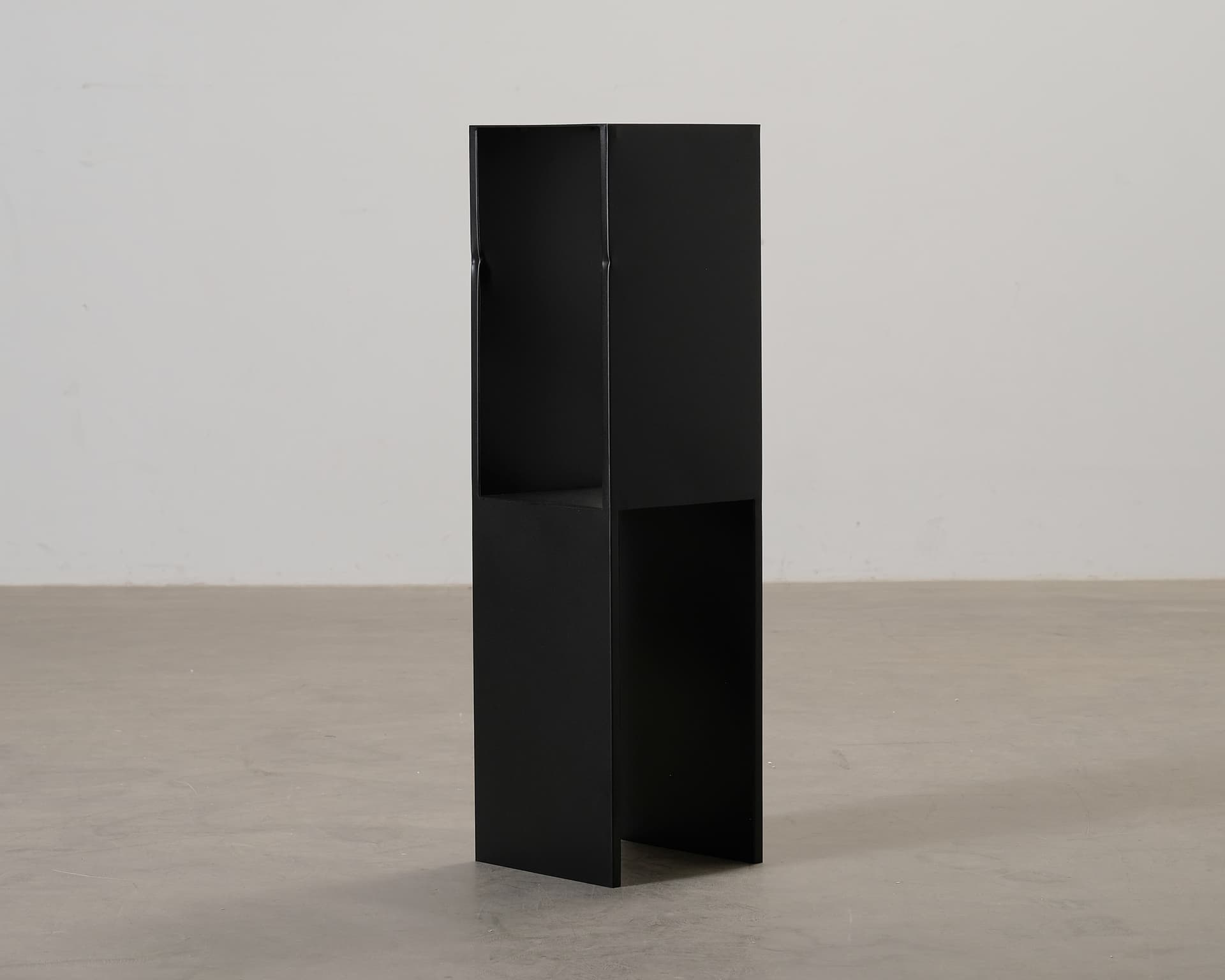 Kristina Dam Studio Pedestal sidobord svart