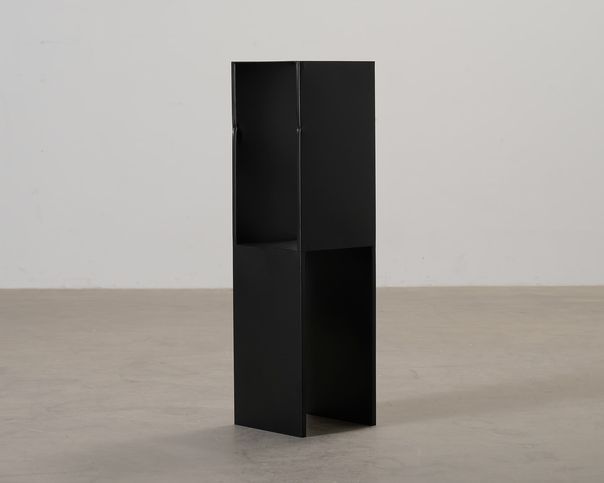 Kristina Dam Studio Pedestal sidobord svart