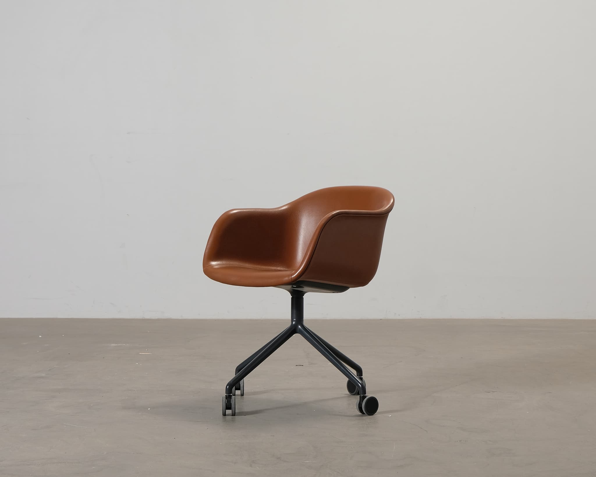 Muuto Fiber kontorsstol brun läder