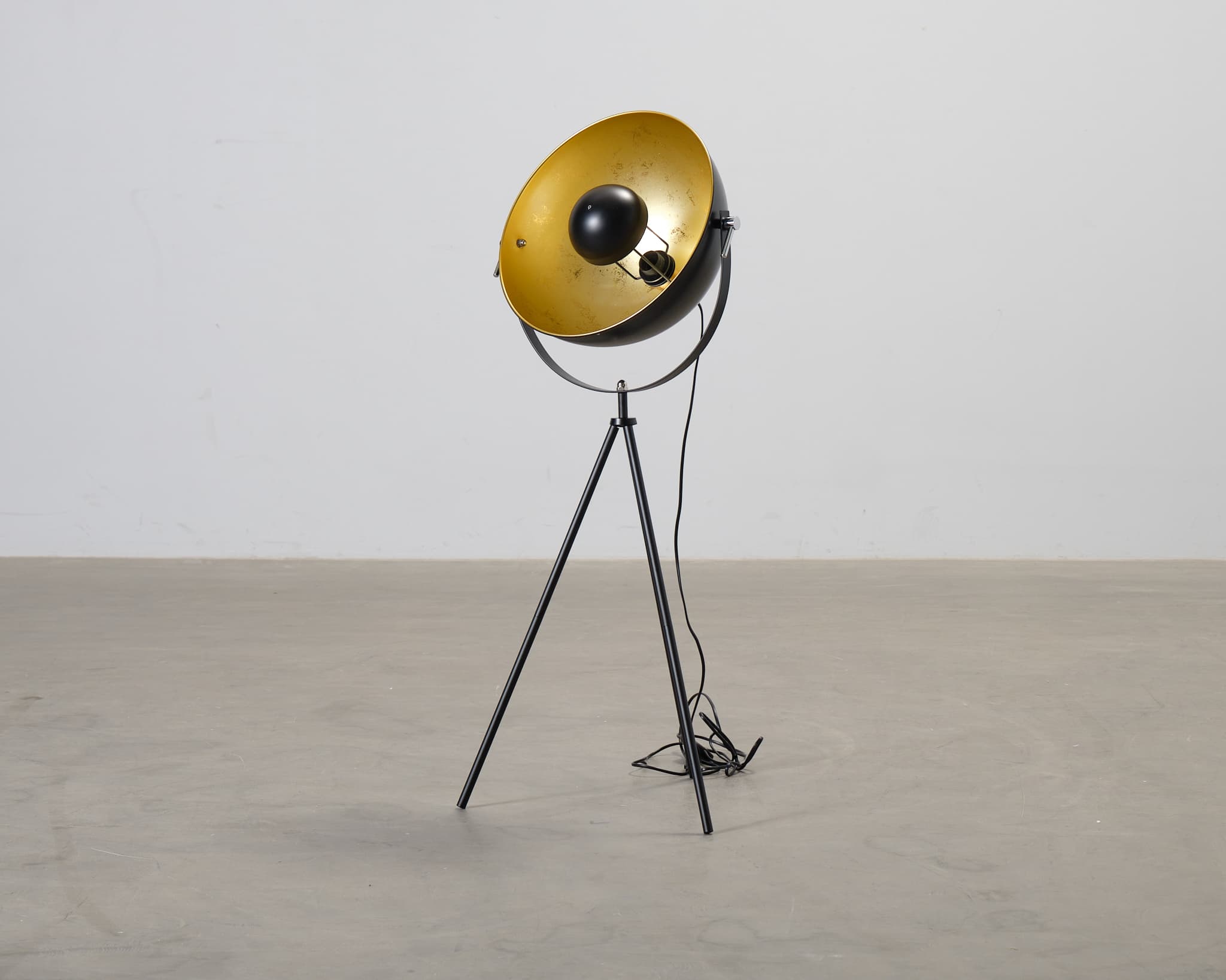 Golvlampa svart