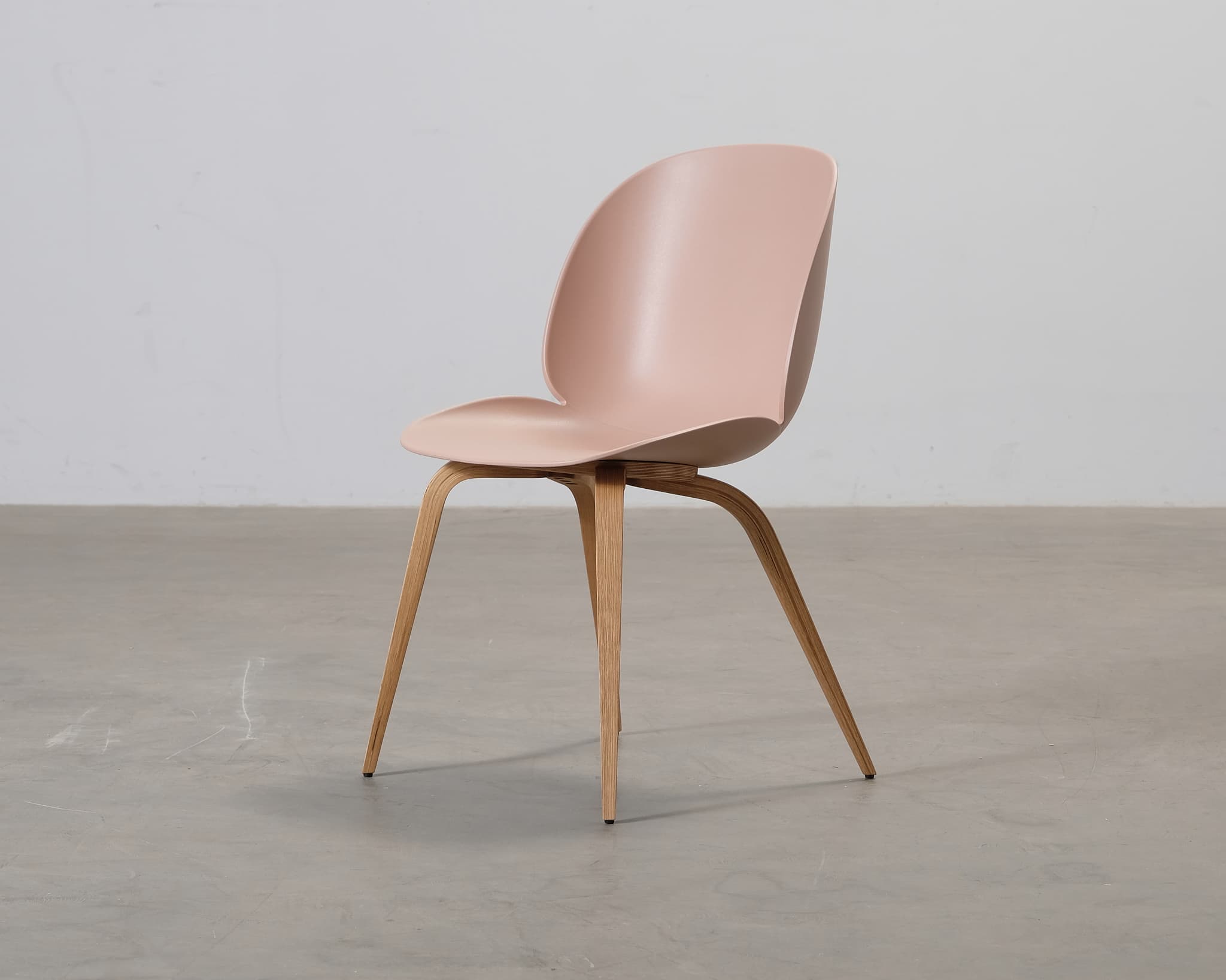 Gubi Beetle stol rosa / ek