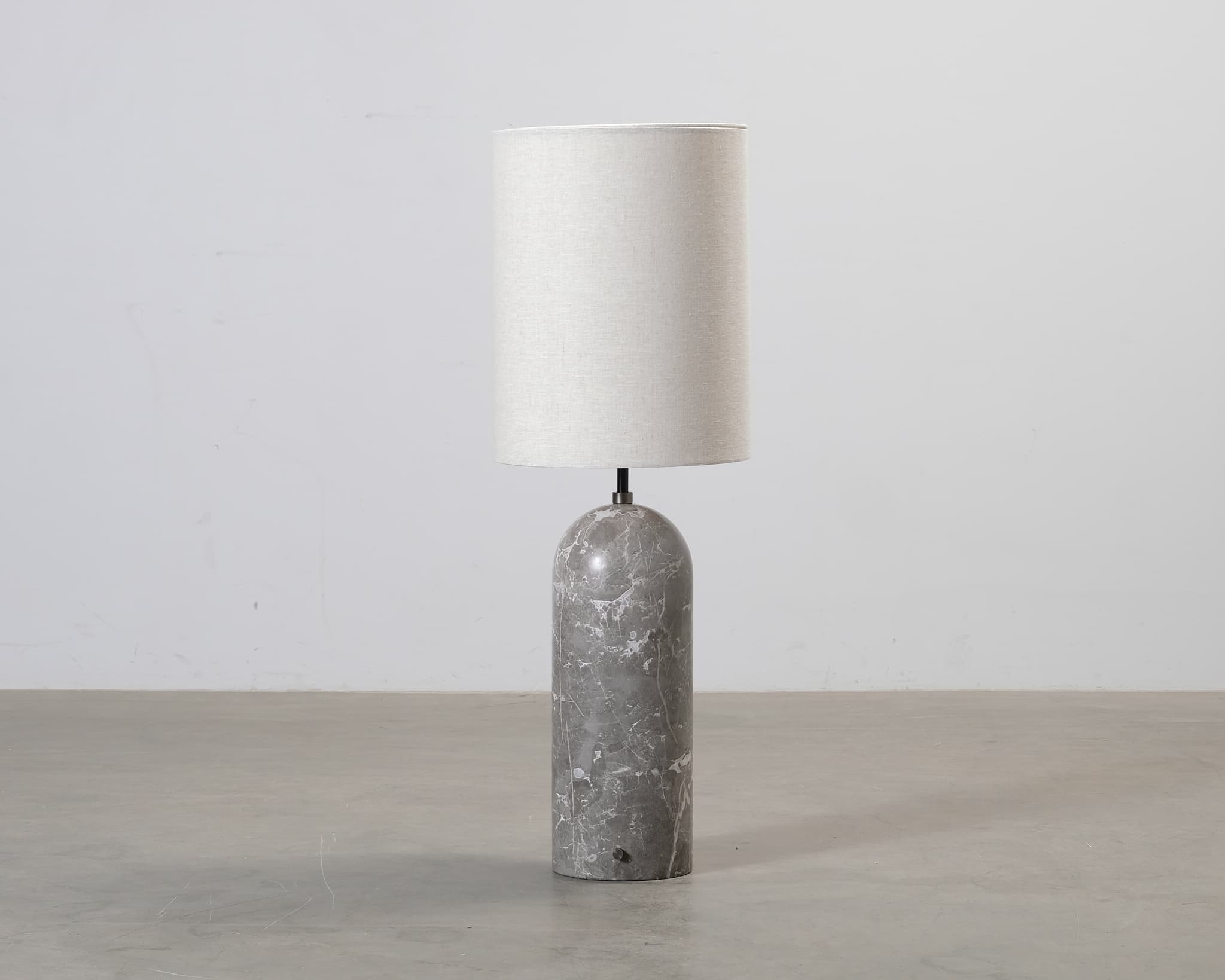 Gubi Gravity XL golvlampa grå marmor