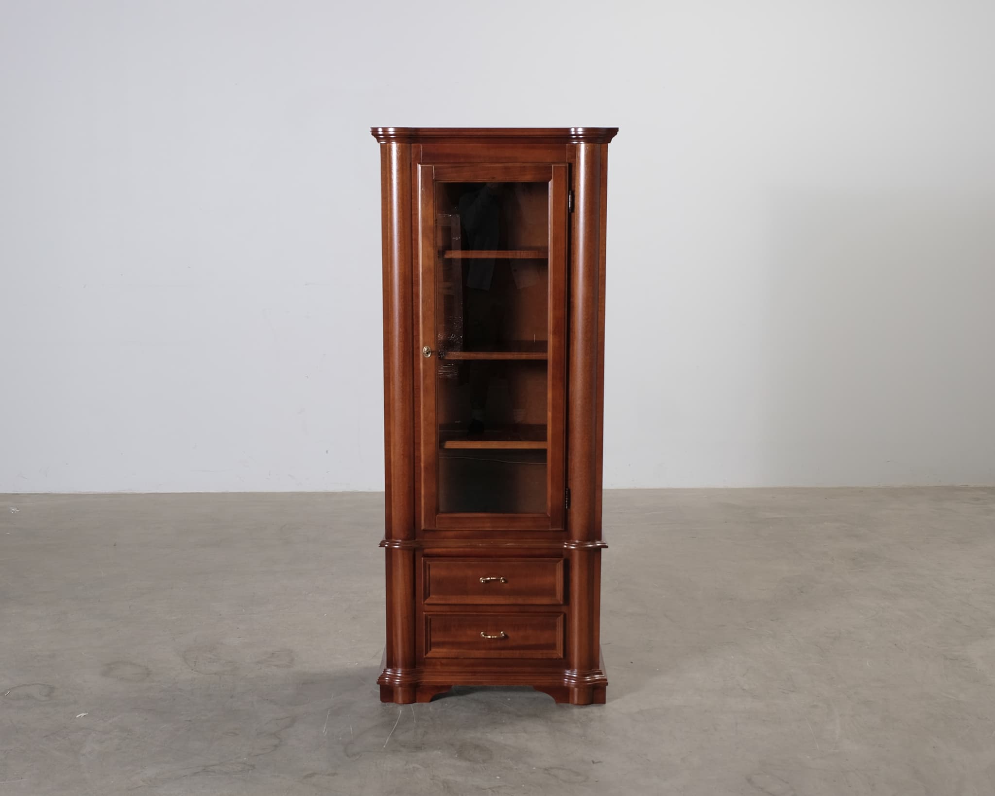 Verona vitrinskåp brun