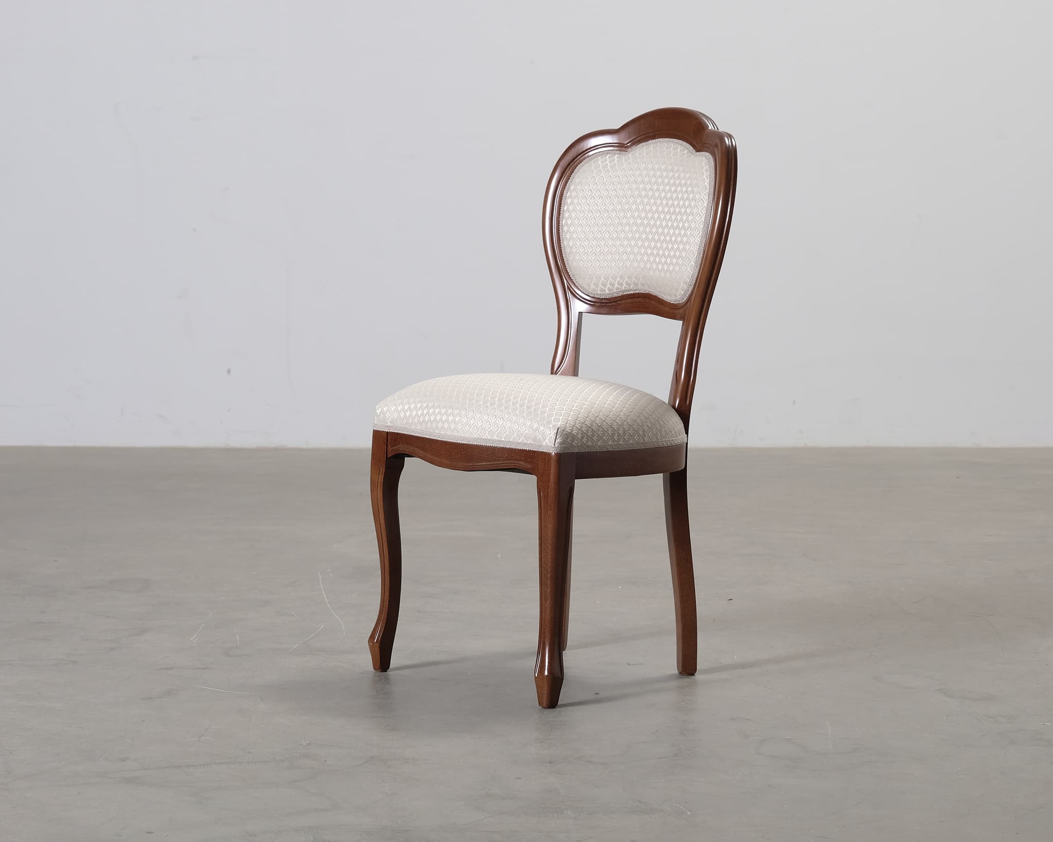 Matstol i trä och grå sits