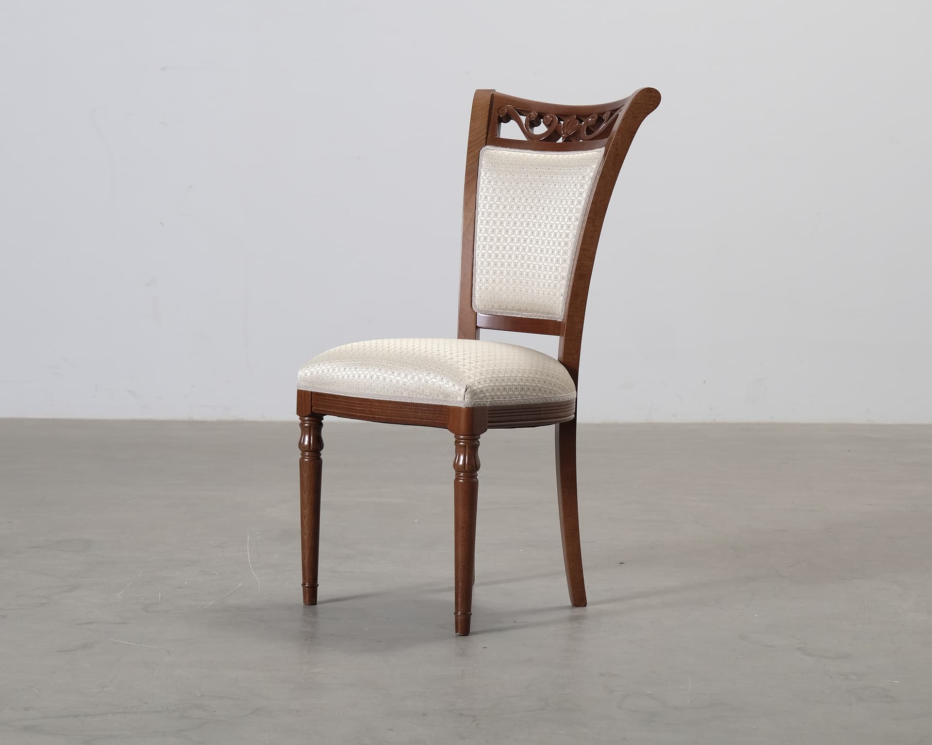 Matstol i trä och beige sits