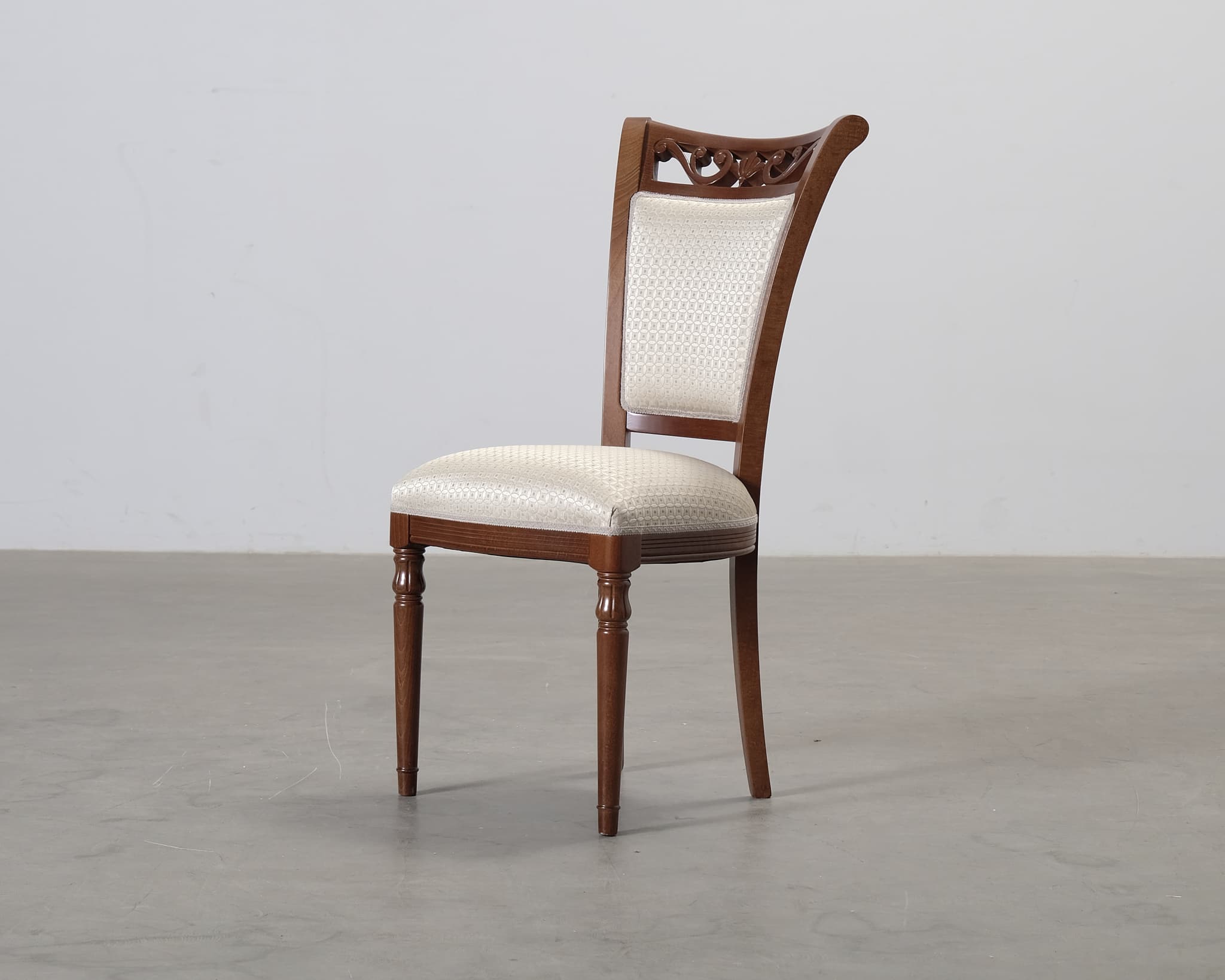 Matstol i trä och beige sits