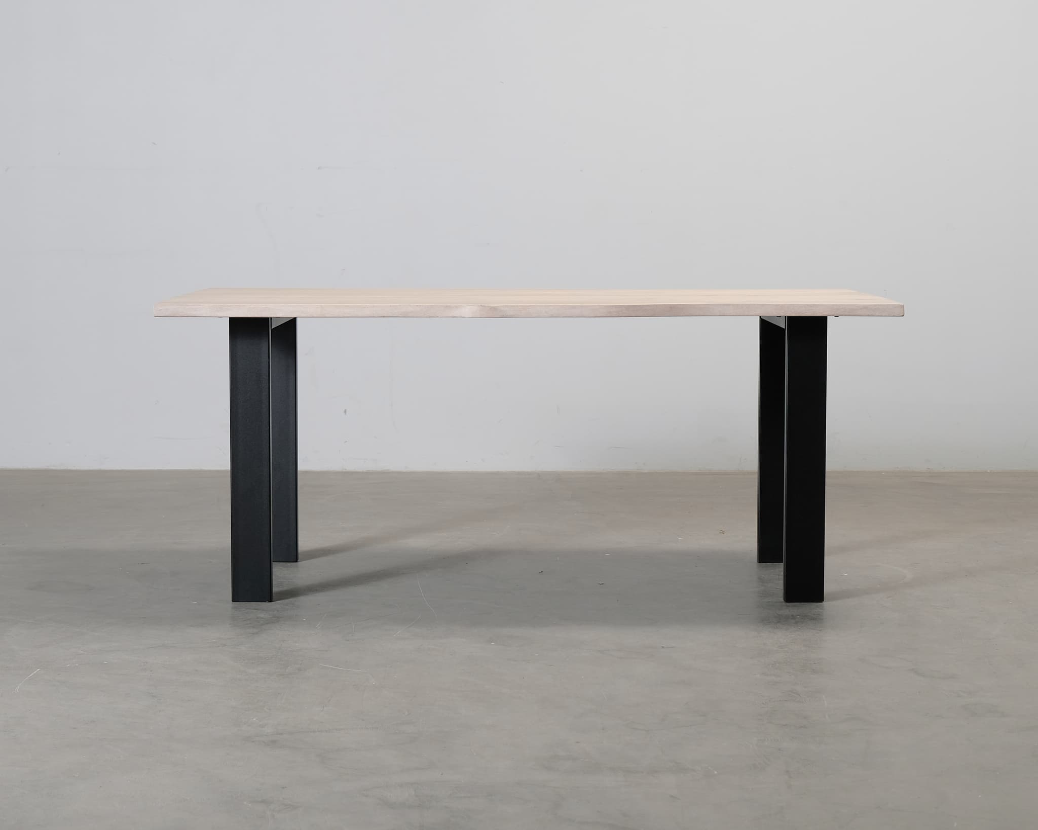 Matbord med asymmetrisk bordsskiva