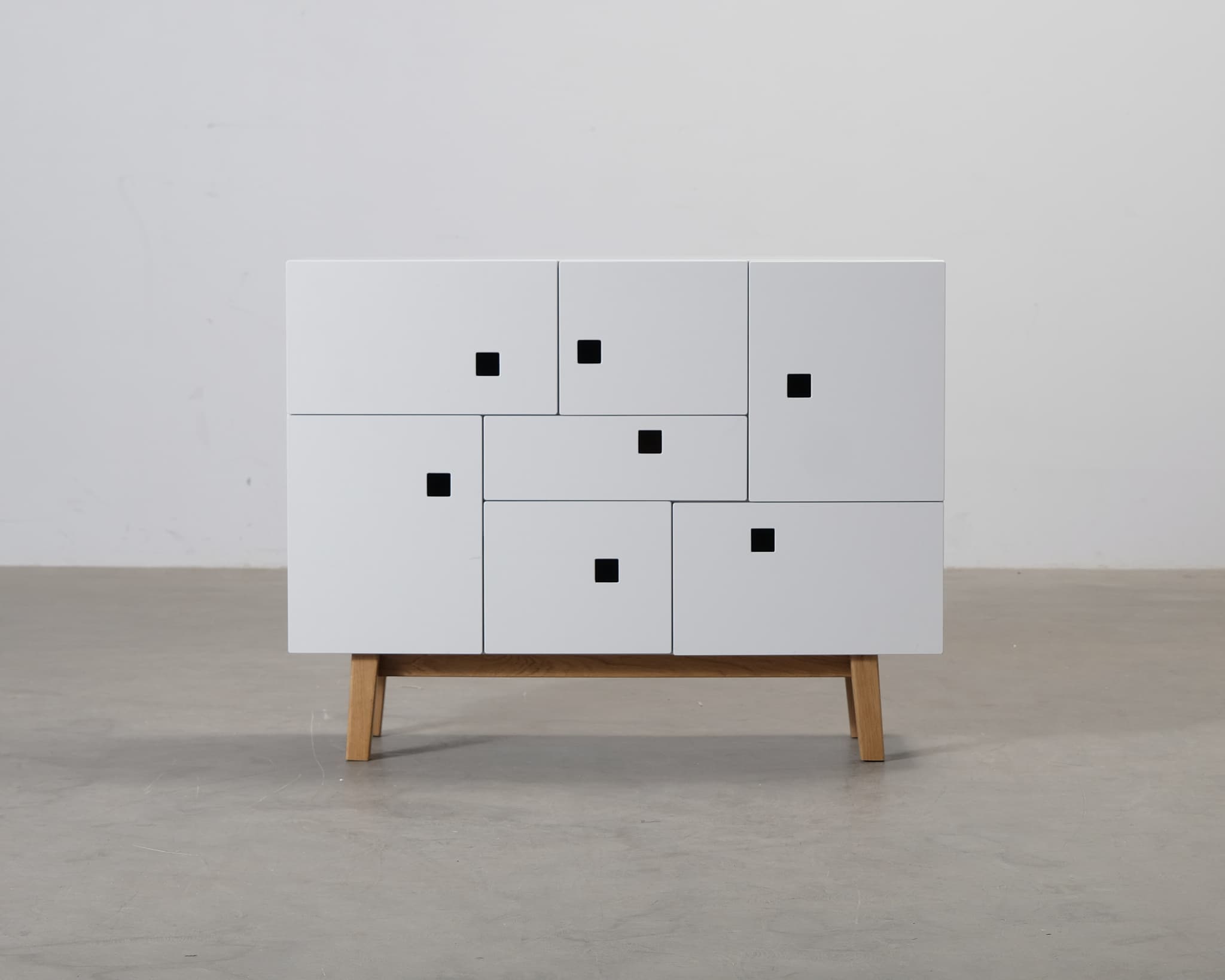 Zweed Peep C1 skänk vit / ek