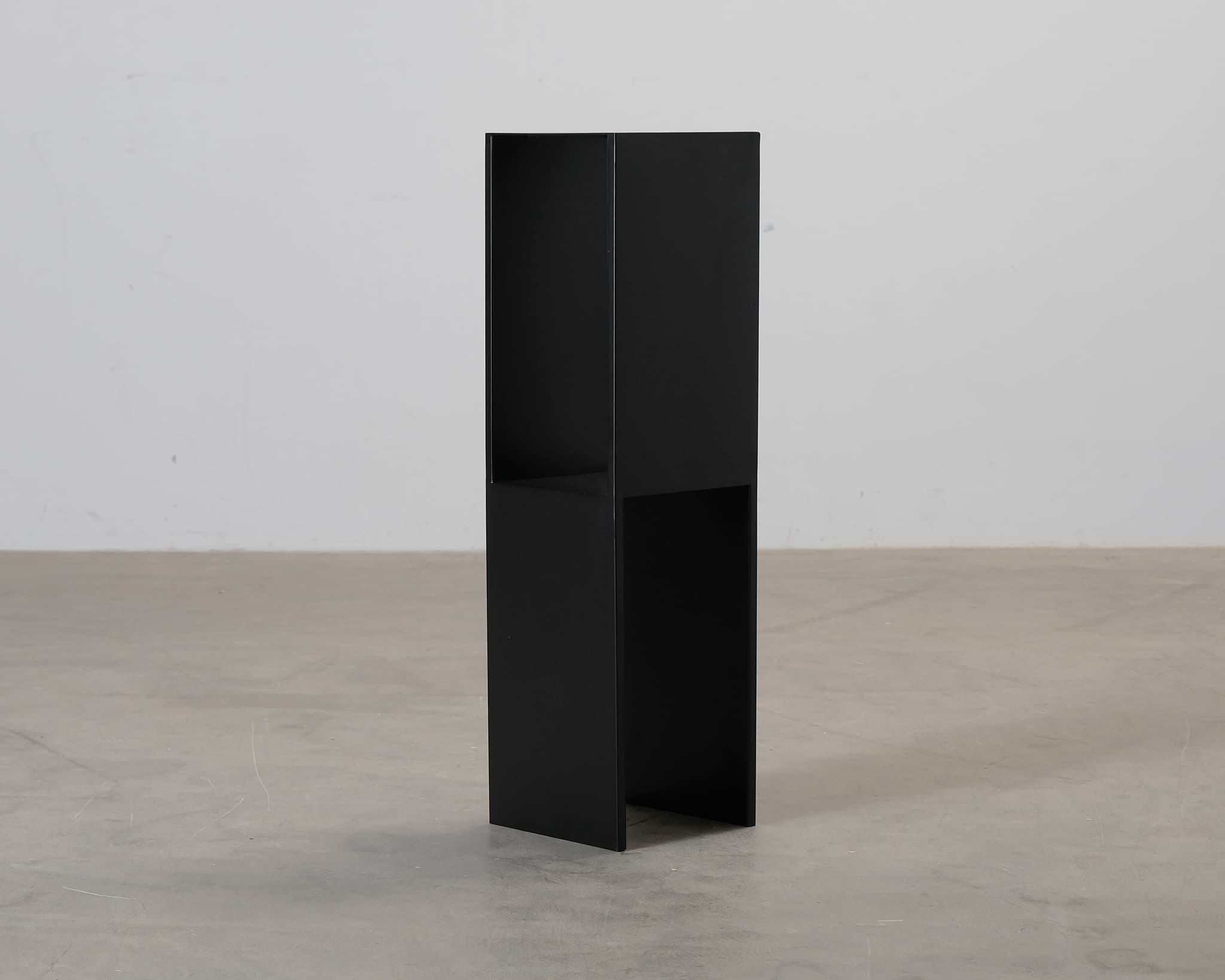 Kristina Dam Studio Pedestal sidobord svart