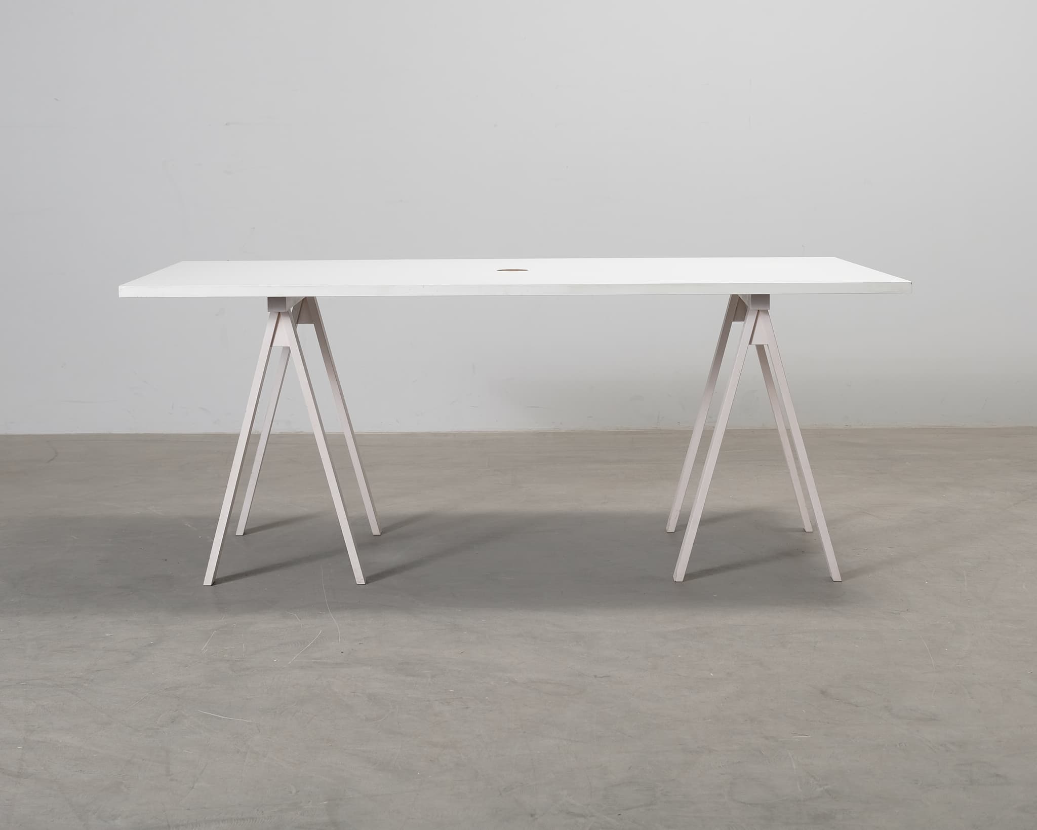 Skrivbord med bockben vit