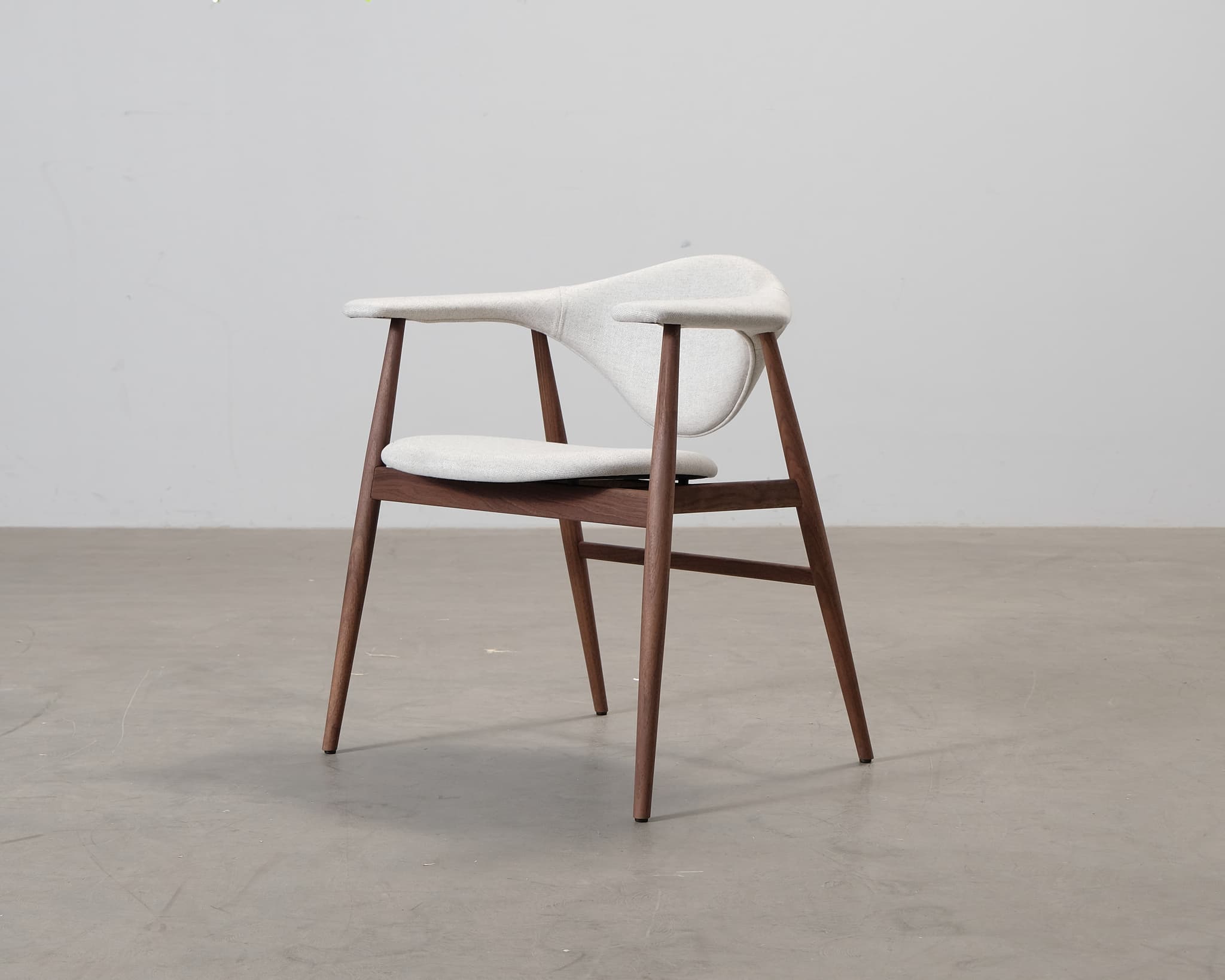 Gubi Masculo matstol valnöt