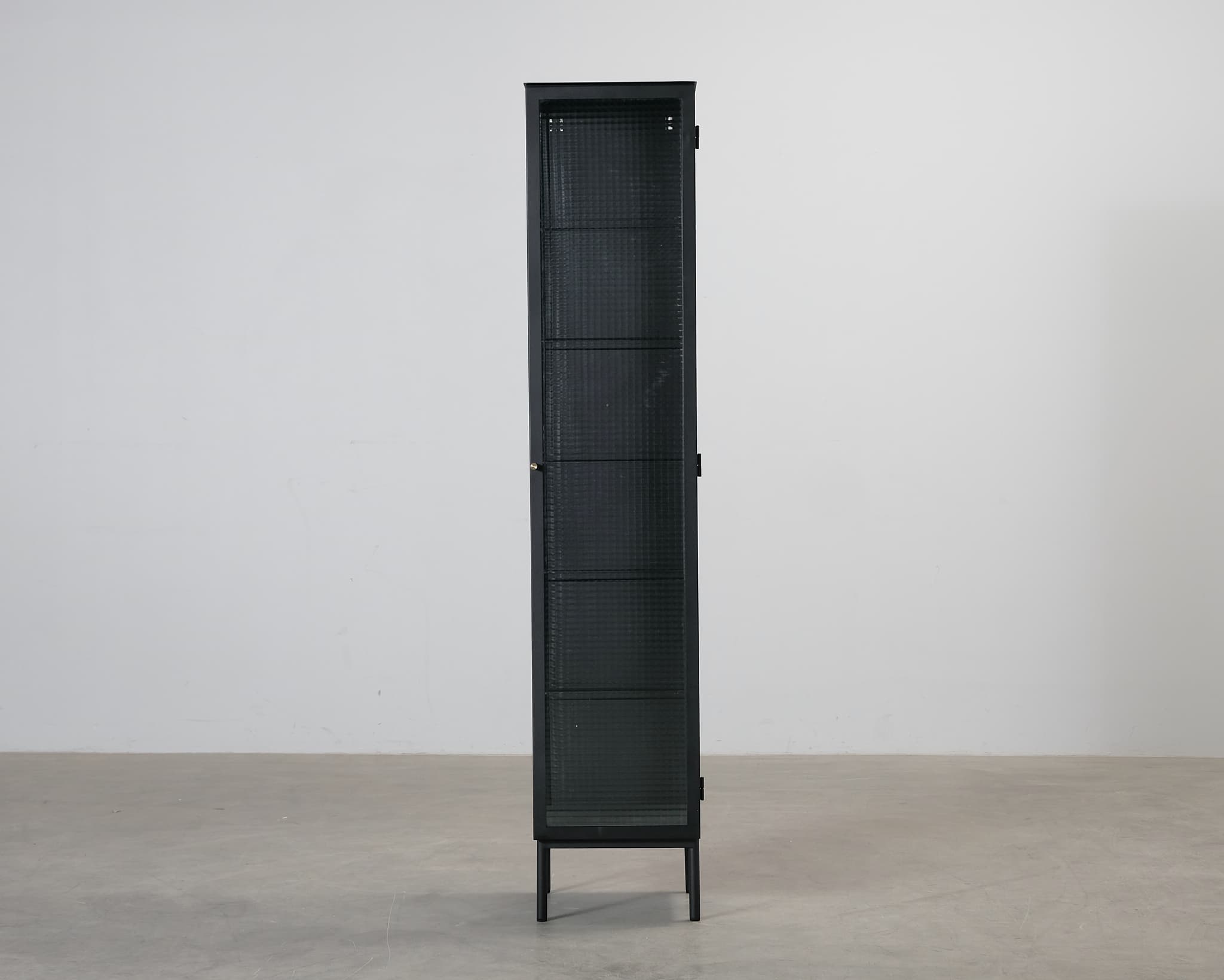 FeelDesign Cliff vitrin svart