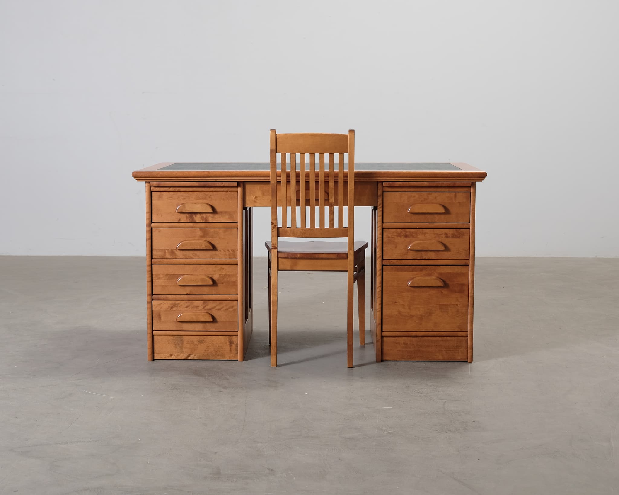 Boknäs skrivbord med stol