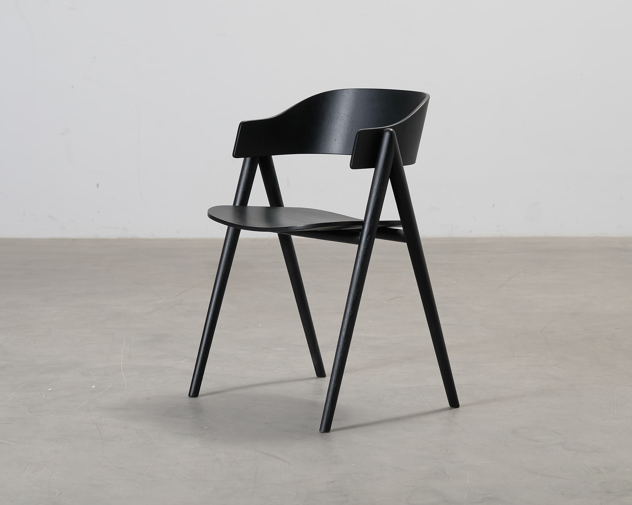 Forms & Objects Hennie matstol svart