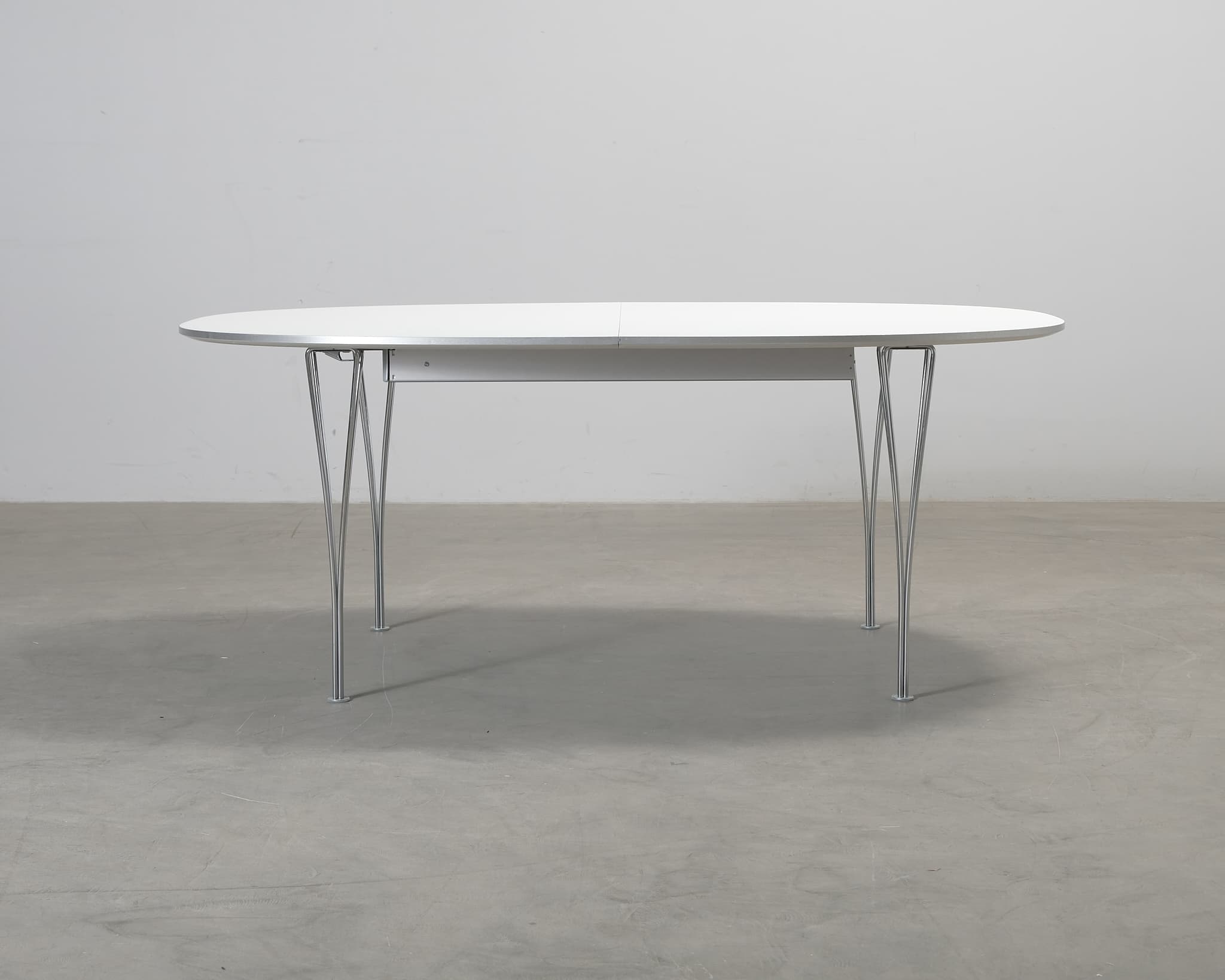 Fritz Hansen Superellipse B619 förlängningsbart matbord