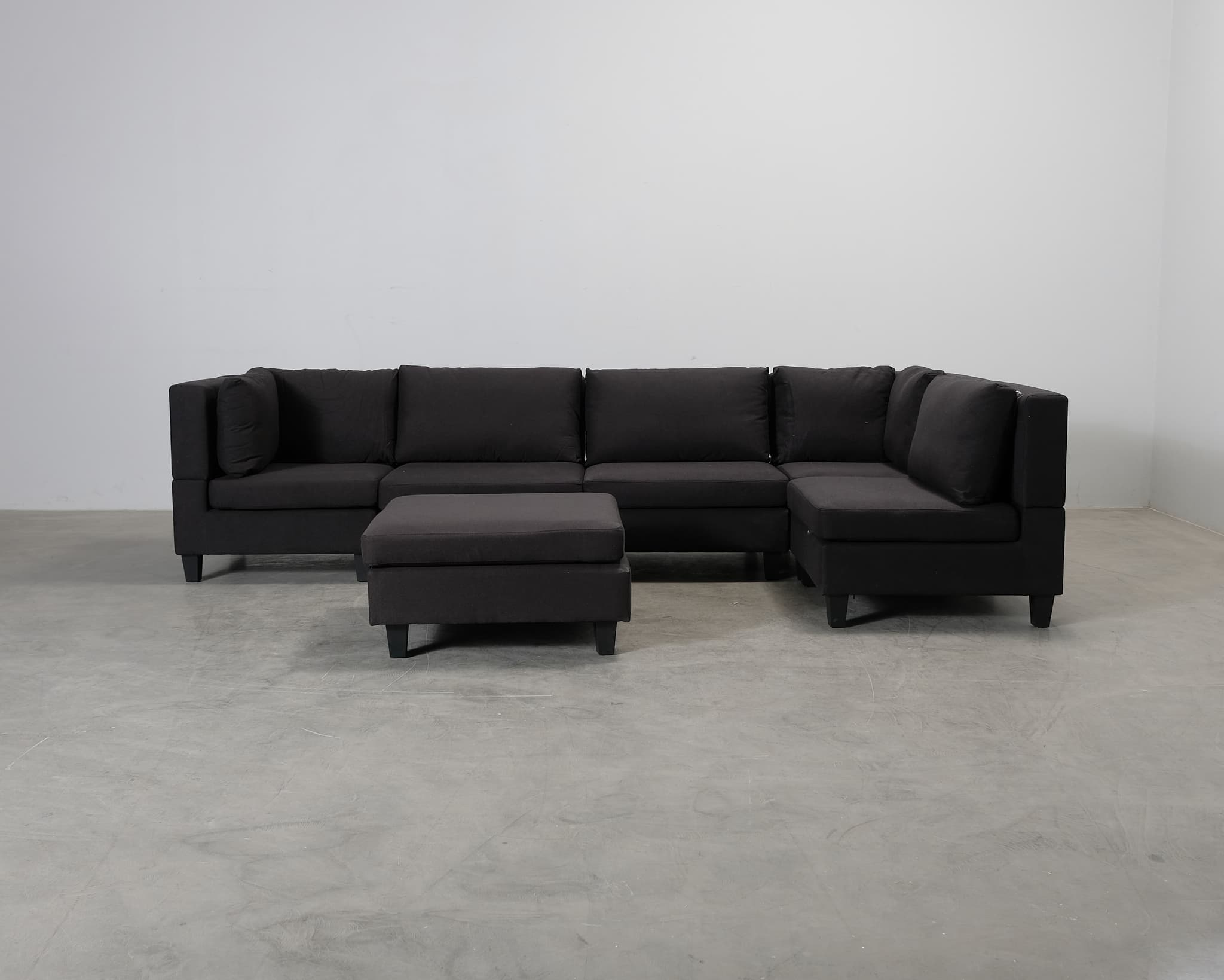 Unstad hörnsoffa med fotpall svart